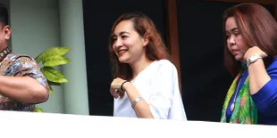 Datang ke Sidang Putusan Cerai, Dewi Rezer Tetap Senyum Ceria