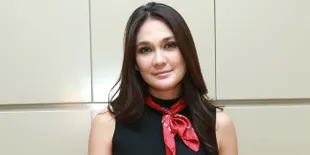 Datang ke TPS, Luna Maya Tanpa Make Up dan Pakai Sandal Jepit