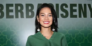 Datang ke TPS Sambil Gendong Baby Kawa, Andien Minta Dicoblosin