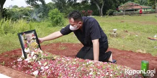Datangi Makam Ibunda Kalina Octaranny, Vicky Prasetyo Cium Nisan dan Bacakan Yasin