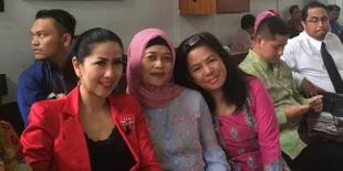 Datangi PN Jakarta Selatan, Venna Melinda Diserbu Penggemar