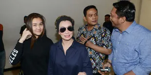 Datangi Polda, Reza Artamevia &#38; Aaliyah Kompak Pakai Baju Hitam