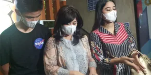 Datangi Polres Temui Sang Suami, Yuyun Sukawati: Ngeri, Takut, Serem!