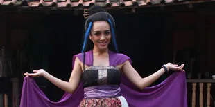 Dea Ananda Bangga Banget Pakai Batik