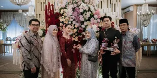 Dea Annisa Resmi Dilamar Mazaki, Cantik Berkebaya Merah