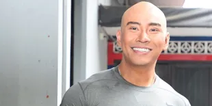 Deddy Corbuzier Tangkap dan Paksa Hater Sujud di Kaki Ibunda