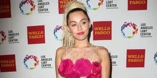Demi Aksi Amal, Miley Cyrus Nekat Jilat Piano di Atas Panggung