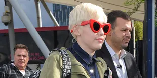 Demi Fashion, Miley Cyrus Nekat Topless di Depan Umum