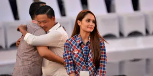 Demi Jokowi, Cinta Laura Rela Kepanasan Naik Bajaj