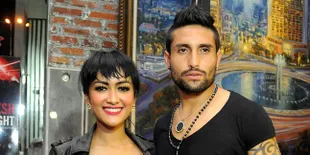 Demi Jupe, Gaston Castano Tak Latihan Bola