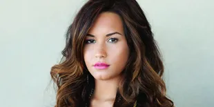 Demi Lovato Asyik Pilih-Pilih Baju Untuk Fifth Harmony