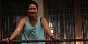 Demi Penyu, Melanie Subono Rela Tidur di Pantai