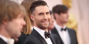 Dengan Busana Giorgio Armani, Adam Levine Memesona di Oscar