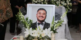 Deretan Musisi Ternama Antar Mike Mohede ke Rumah Terakhirnya