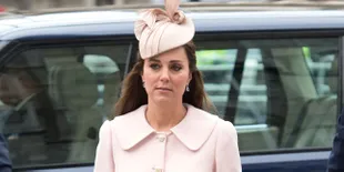 Deretan Warga Inggris Sudah Nanti Kate Middleton di Rumah Sakit