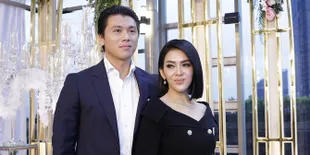 Desainer Merinding saat Bikinkan Dress Lamaran Untuk Syahrini
