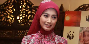 Desy Ratnasari Wajibkan Anak Belajar Baca Alquran