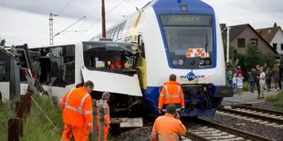 Detik-Detik Kereta Tabrak Bus Sekolah Ini Terekam Kamera