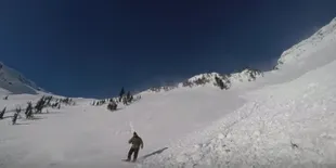 Detik-Detik Menegangkan Peselancar Salju Selamat Dari Longsor