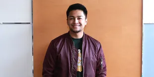 Deva Mahenra Mengaku Berat Perankan Ustaz Gaul di '99 NAMA CINTA'