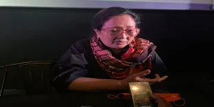 Dewi Irawan Tak Mampu Membendung Air Mata, Meski Tidak Banyak Adegan yang Ia Mainkan Di Film 'MERINDU CAHAYA DE AMSTEL'