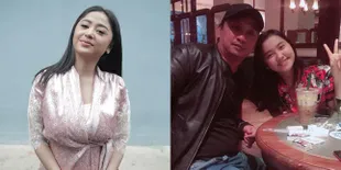 Dewi Perssik Beri Kado Buket Uang Raksasa Buat Ayah Lebby Wilayati: Jangan Lihat Nilainya Ya