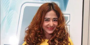 Dewi Perssik Berikan Angpau Uang Dollar