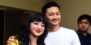 Dewi Perssik Kembali Foto Bareng Angga Wijaya Setelah Baikan
