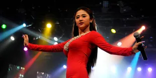 [Eksklusif] Dewi Perssik Masih Pakai Daster Saat Dijemput Kejari