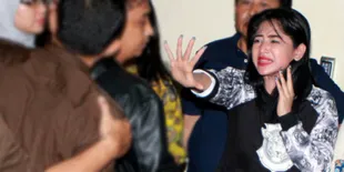 Dewi Perssik Menangis Saat Digelandang ke Rutan