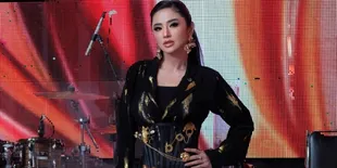 Dewi Perssik Selfie Cantik Bukan Maksud Menggoda Tapi Memang Susah Dilupakan