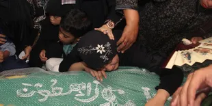 Di Depan Makam, Istri Uje Berjanji Akan Besarkan Anak