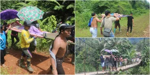 Di Desa Ini, Warga Sakit Ditandu Belasan Kilo Karena Jalan Rusak