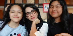 Di Rumah Aja, Ussy Sulistiawaty Ajak Anak-anaknya Belajar Masak