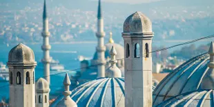 Di Sleman Ada Masjid yang Mirip Istana Permen, Lho!