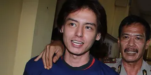 Di Tahanan, Roger Danuarta Tetap Cute