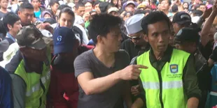 Di Tengah Pemakaman Ayah Ariel, Penjual Anak Ayam Ambil Untung