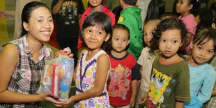 Diah Ayu Lestari Hibur Anak-Anak Korban Banjir