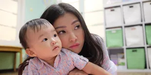 Diajari Turun Dari Kasur Oleh Sarwenda, Baby Thalia Cepat Belajar