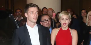 Diam-Diam, Miley Cyrus dan Patrick Schwarzenegger Sudah Tunangan?