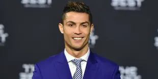 Diancam Masuk Penjara, Cristiano Ronaldo Asyik Pose Bareng 3 Bayinya