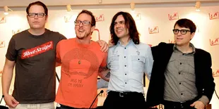 Dibanderol Cukup Mahal, Merchandise Weezer Laris Manis