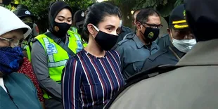 Didampingi Polisi, Tsania Marwa Sambangi Rumah Atalarik Syach Jemput Dua Anaknya