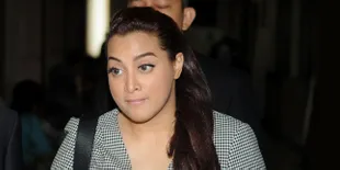 'Digantung' Oleh Cucu Soekarno, Jane Shalimar Datangi Pengadilan