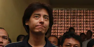 Digiring Masuk Sel, Roger Danuarta Lempar Senyum