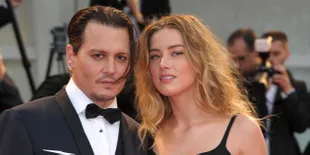 Digugat Cerai Amber Heard, Johnny Depp Mesra Dengan Wanita Lain