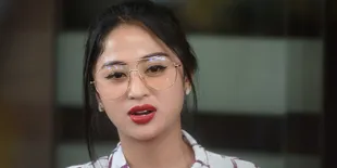 Diisukan Tak Akur, Dewi Perssik &#38; Ibunda Rosa Meldianti Pelukan di Depan Jenazah Ayah