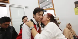 Dijenguk Sang Ibu, Kriss Hatta Beri Pesan Manis