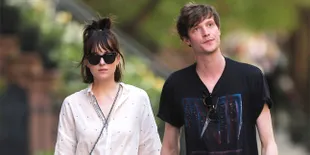 Dikabarkan Balikan Dengan Matthew Hitt, Ini Respon Dakota Johnson