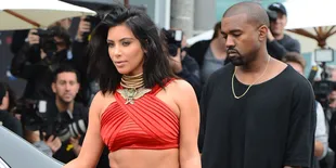 Dikabarkan Cerai, Kim Kardashian Pose Panas Bareng Kanye West